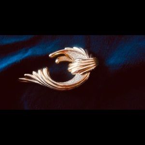 Beautiful Sphinx A2016 Wavy yellow tone brooch.